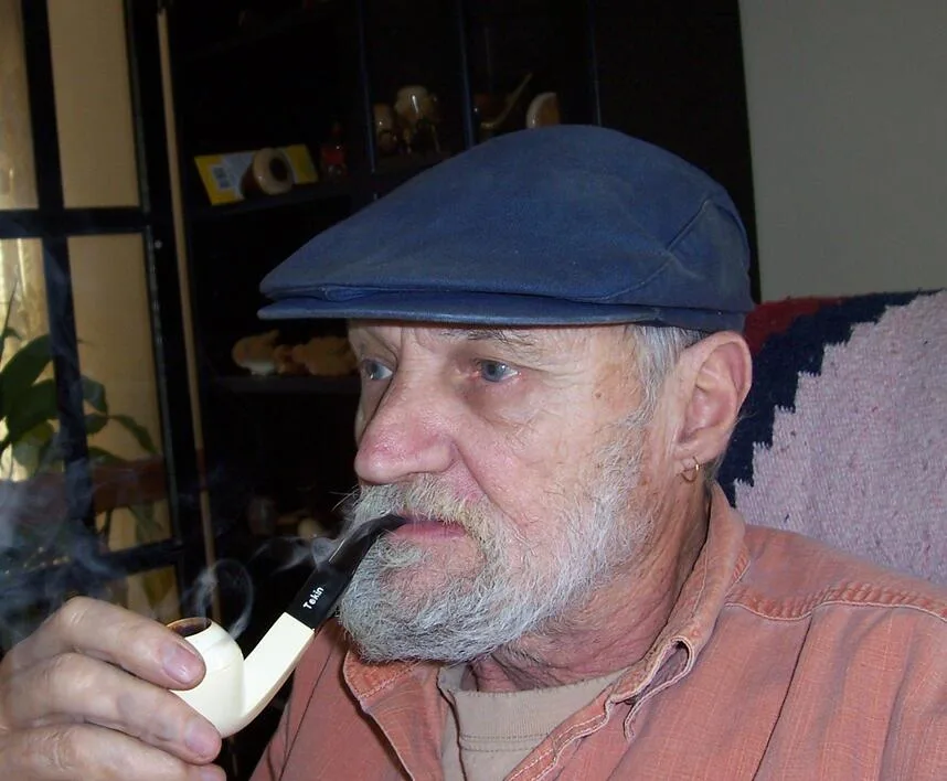 A first in the history of our club's annual competition, Ted Haviland, member of the PCoLeb for many years already, "synchronized" himself with us from southern Missouri, U.S.A., with his wife acting as time-keeper. Ted was smoking 3 grams of Peter Stokkebye Luxury Navy Flake.