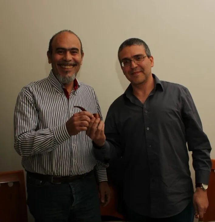 A very happy Peter receives the prize, a Brebbia pipe, from the president